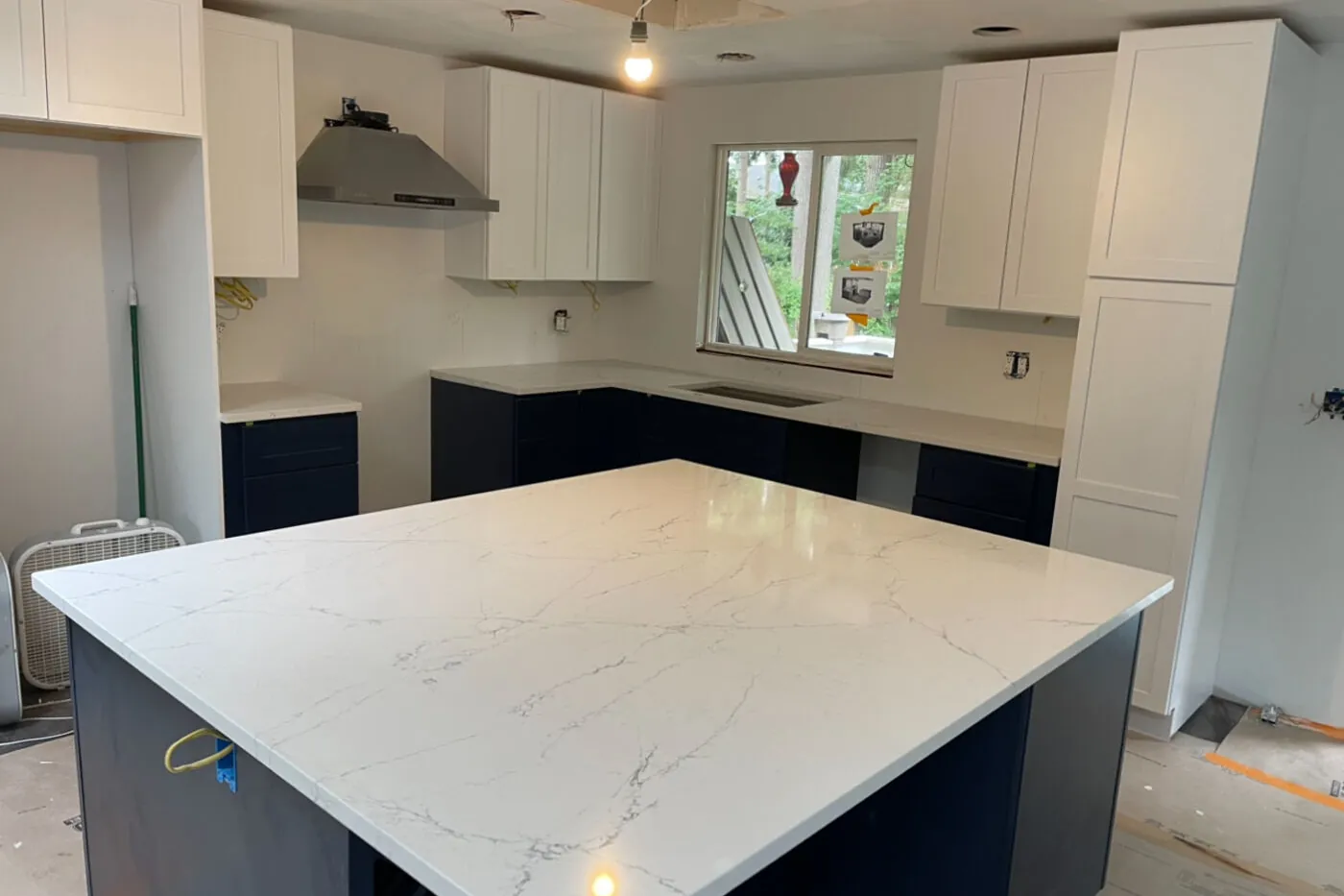 A white slab with real vein movement, run across counter and backsplash