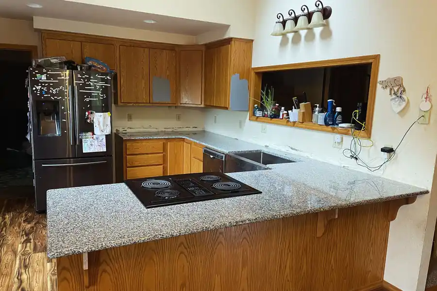 Speckled granite peninsula on oak cabinets, the workhorse end of the range