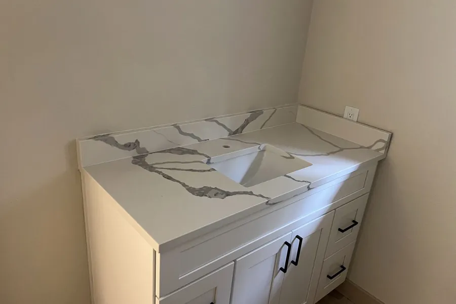 A clean single-piece top — no seam in a room this size
